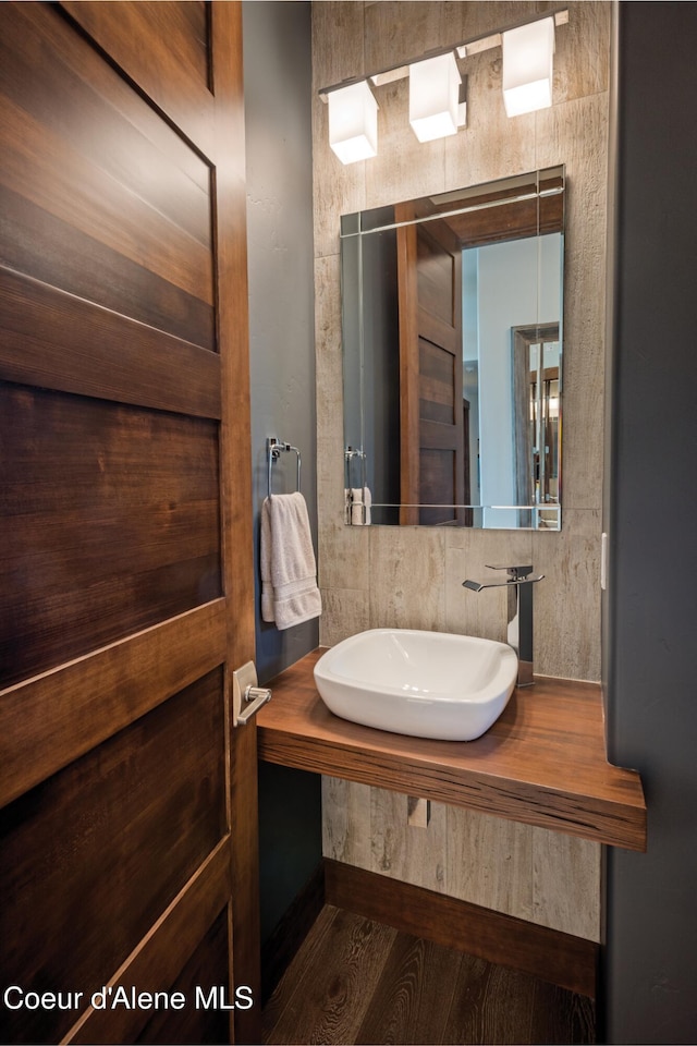 bathroom featuring sink