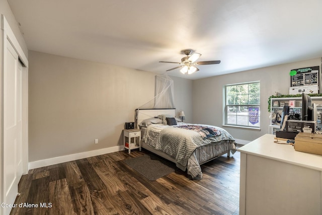 bedroom featuring dark wood-style floors, baseboards, and a ceiling fan