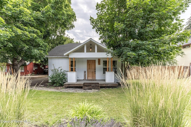 view of front of property featuring a front lawn