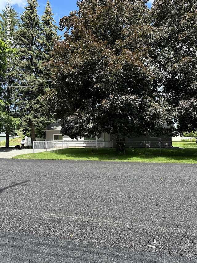 view of front of property with a front yard