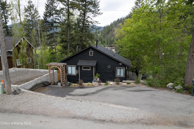 view of front of house featuring a mountain view