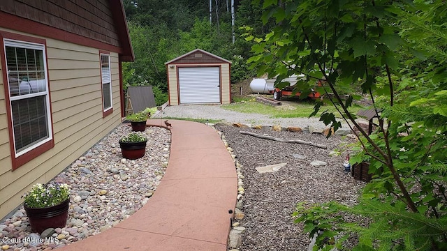 view of yard with a garage and an outdoor structure