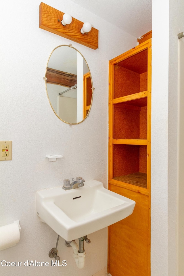 bathroom featuring sink