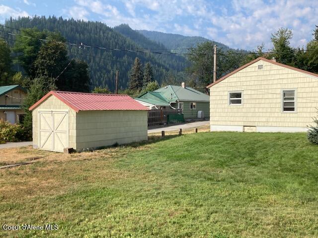 view of yard featuring a mountain view and a shed