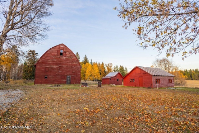 view of yard featuring an outbuilding