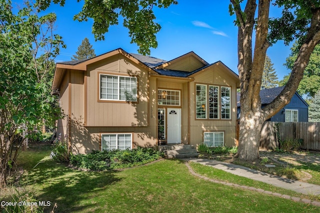 split foyer home with a front yard