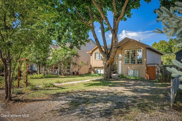 view of front of home featuring a front lawn