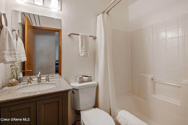 full bathroom with toilet, vanity, and shower / bath combo