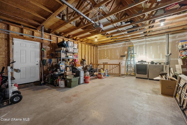 garage with washing machine and clothes dryer