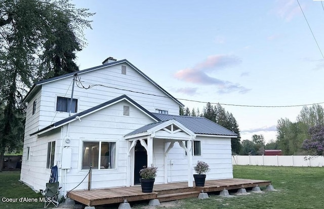 view of front of home featuring a front yard