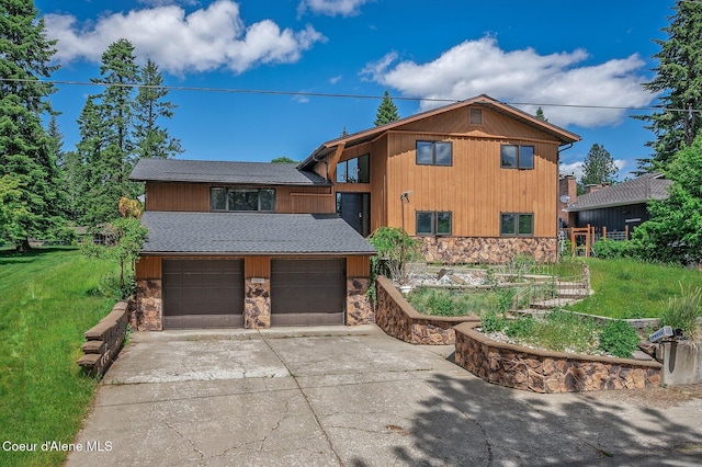 view of front of home featuring a front yard and a garage