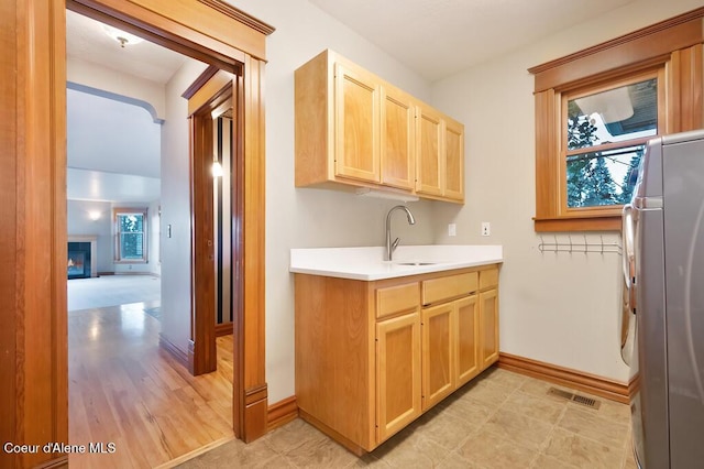 laundry area featuring a sink, cabinet space, baseboards, washer / clothes dryer, and visible vents