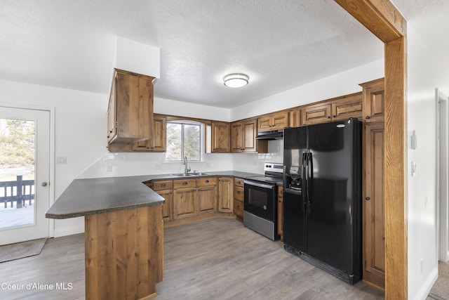 kitchen with kitchen peninsula, sink, stainless steel electric range oven, black fridge with ice dispenser, and light wood-type flooring