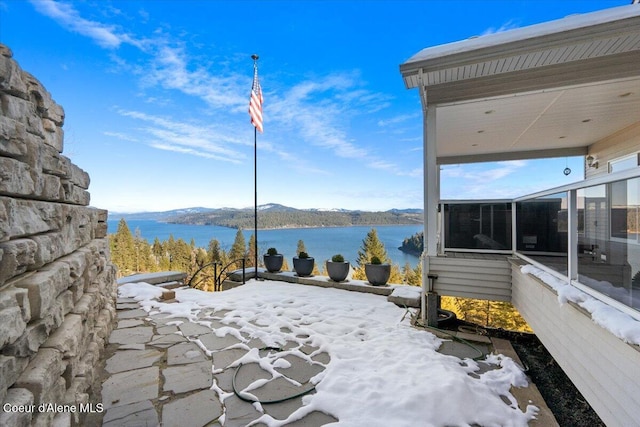 water view with a mountain view