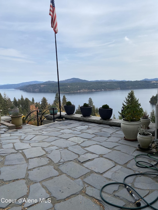 water view with a mountain view