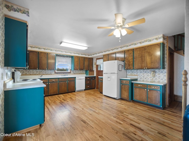 kitchen with sink, white appliances, ceiling fan, tasteful backsplash, and light hardwood / wood-style flooring