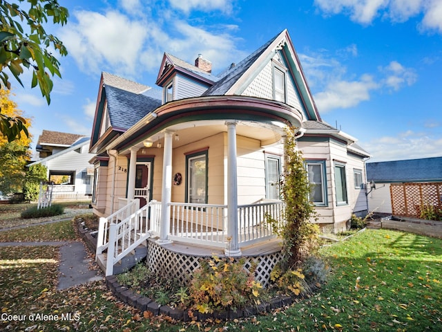 view of front of property featuring a front yard and covered porch