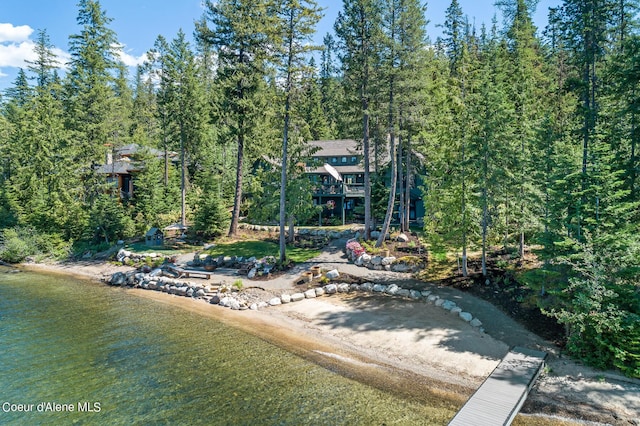 view of yard featuring a water view