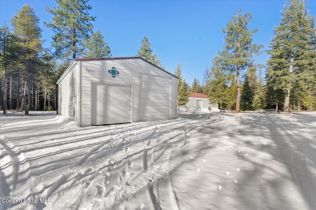 view of outdoor structure featuring an outbuilding