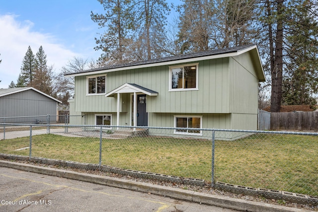 split foyer home featuring a front yard