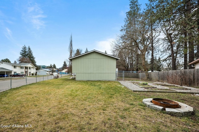 view of yard featuring a fire pit