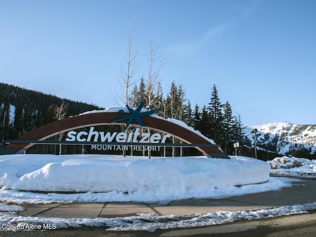 community / neighborhood sign with a mountain view