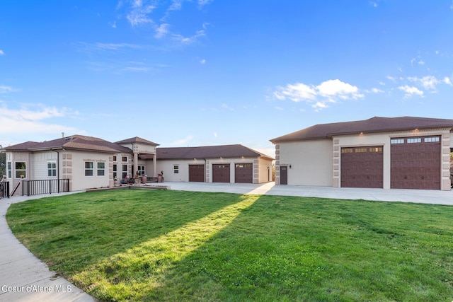 prairie-style home with a front yard