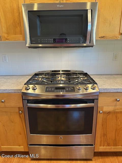 kitchen with backsplash and stainless steel appliances