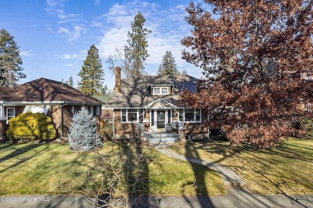 view of front of house featuring a front lawn