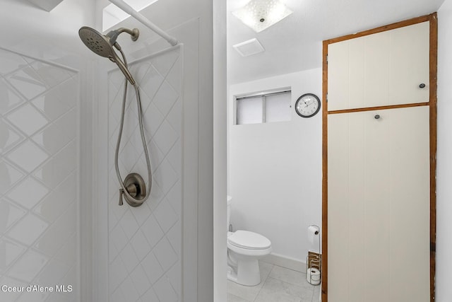 bathroom with toilet and tiled shower