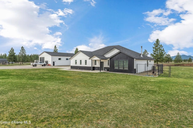 view of front of home featuring fence and a front lawn