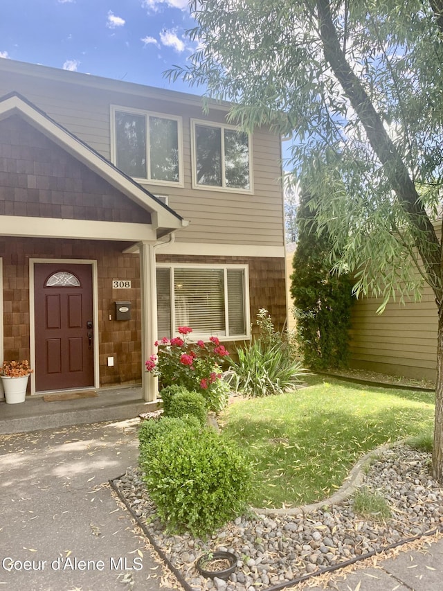 view of front facade featuring a front yard