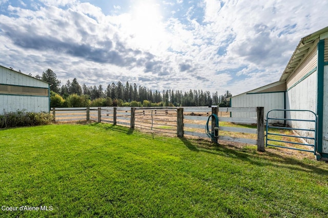 view of yard featuring an outbuilding