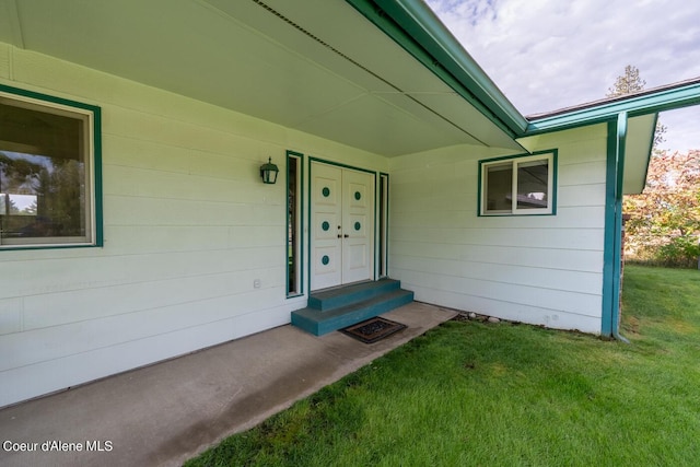 entrance to property featuring a yard