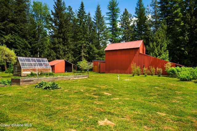 view of yard featuring an outdoor structure