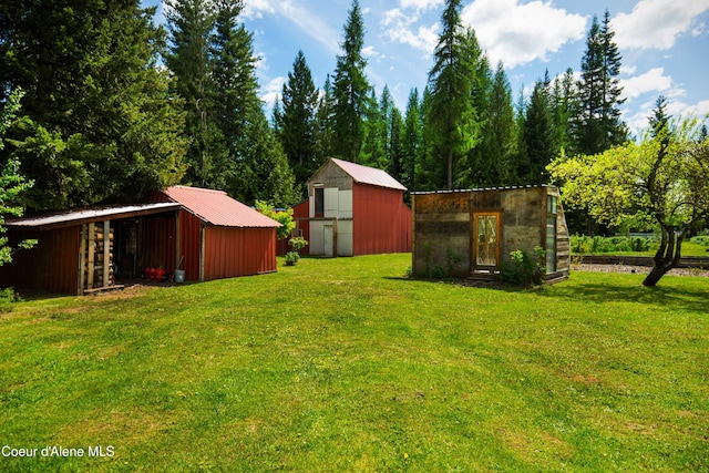 view of yard featuring a storage shed
