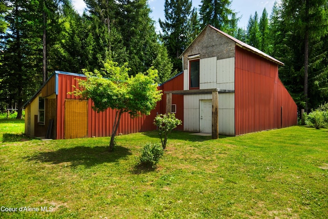 view of yard with an outbuilding
