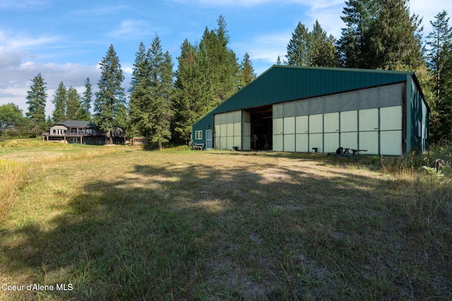 view of yard with an outdoor structure