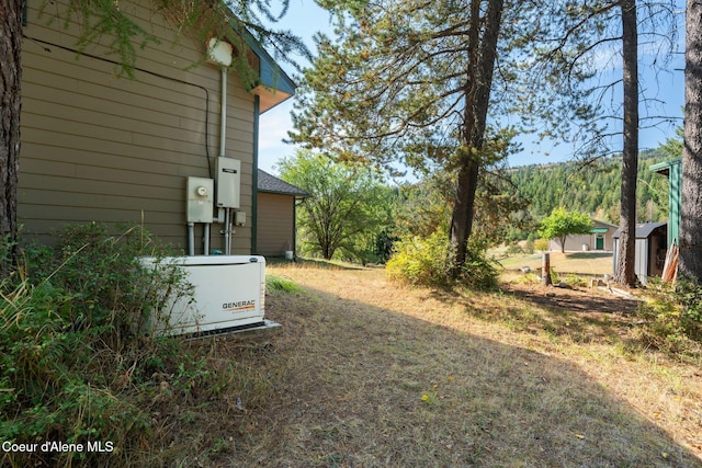 view of yard featuring a shed