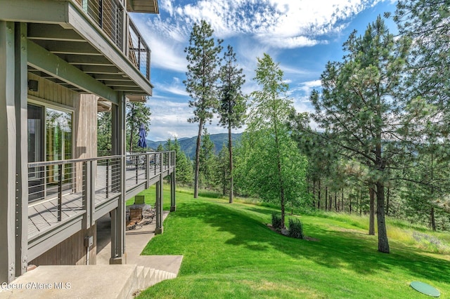 view of yard with a mountain view