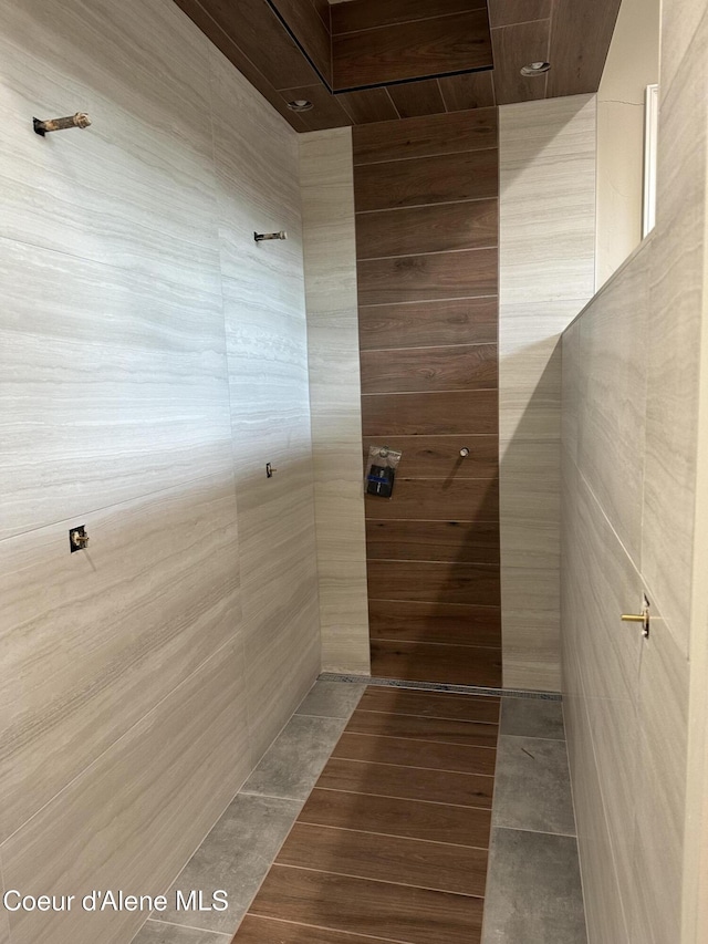 bathroom featuring tiled shower