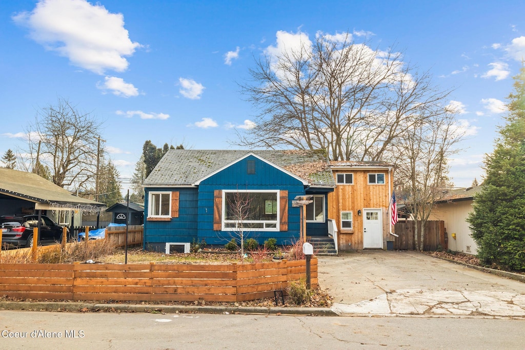 view of front of property