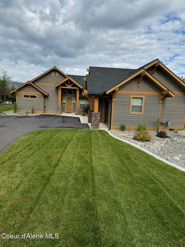 view of front of property with a front yard