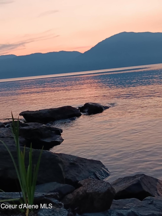 water view with a mountain view