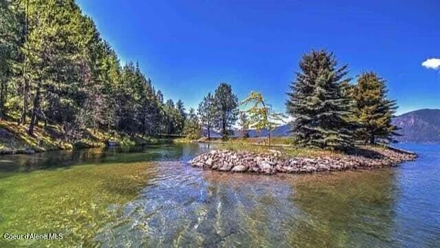 water view featuring a mountain view