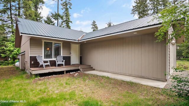 back of house featuring a yard