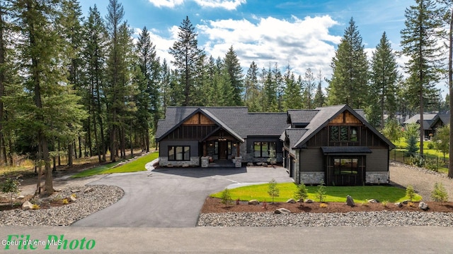 view of front of home featuring a front lawn