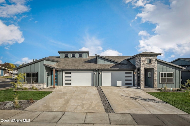 view of front facade featuring a garage