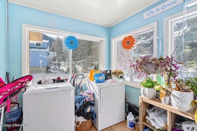 laundry room featuring a healthy amount of sunlight and independent washer and dryer