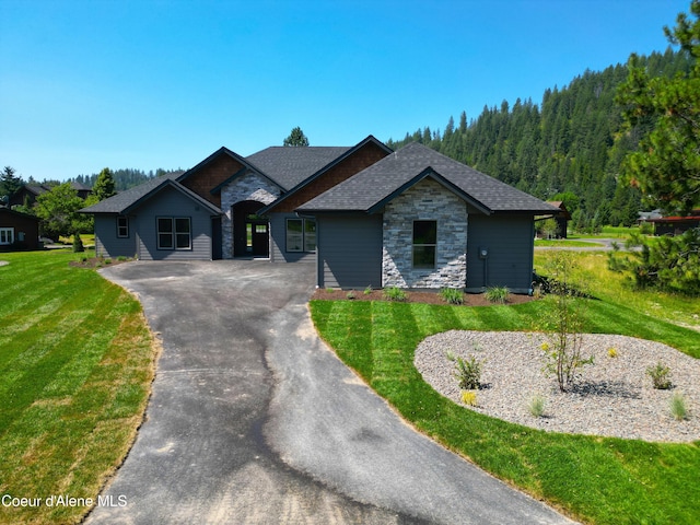 view of front facade featuring a front lawn